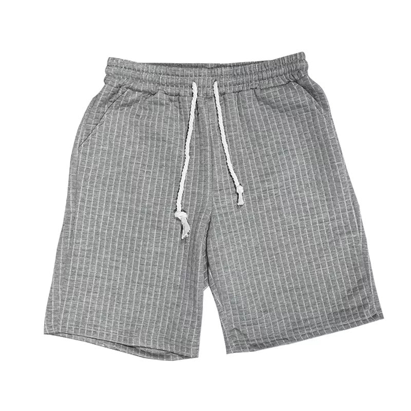 Graue gestreifte Herrenshorts, Sommermode, Freizeitkleidung, atmungsaktiver Stoff.