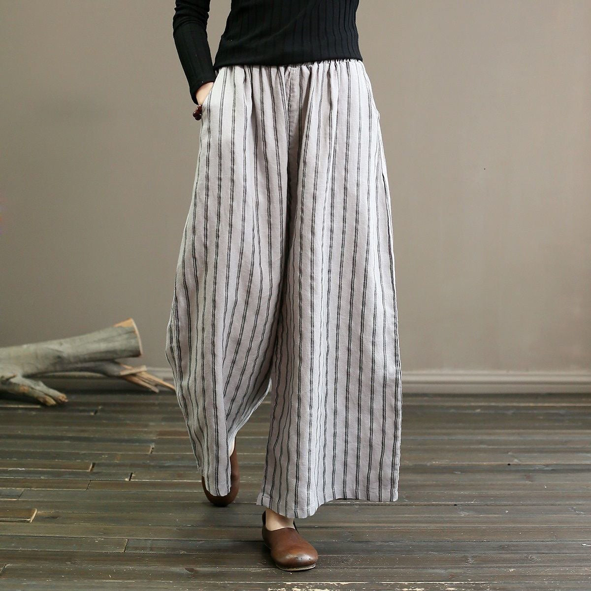 Weite gestreifte Leinenhose für Damen, lässig und bequem, ideal für Sommermode. Perfekt kombinierbar mit schlichten Oberteilen.