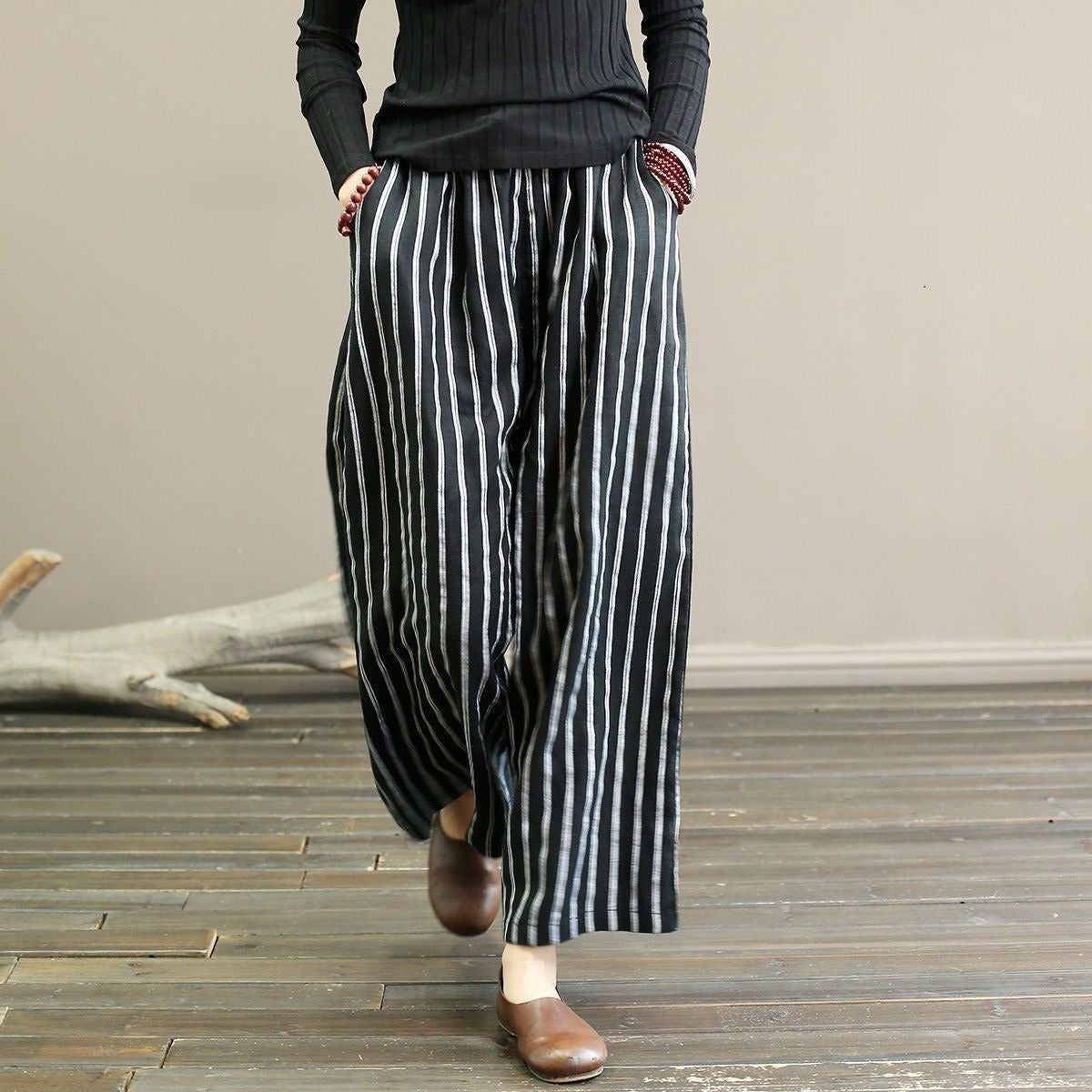 Damenhose mit schwarz-weißen Streifen, weit geschnitten, aus Baumwolle. Perfekt für lässige Outfits und bequeme Alltagsmode.