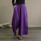 Lila gestreifte Haremshose für Damen, bequem und stilvoll, ideal für Freizeitmode. Perfekt für Boho-Looks und lässige Outfits.