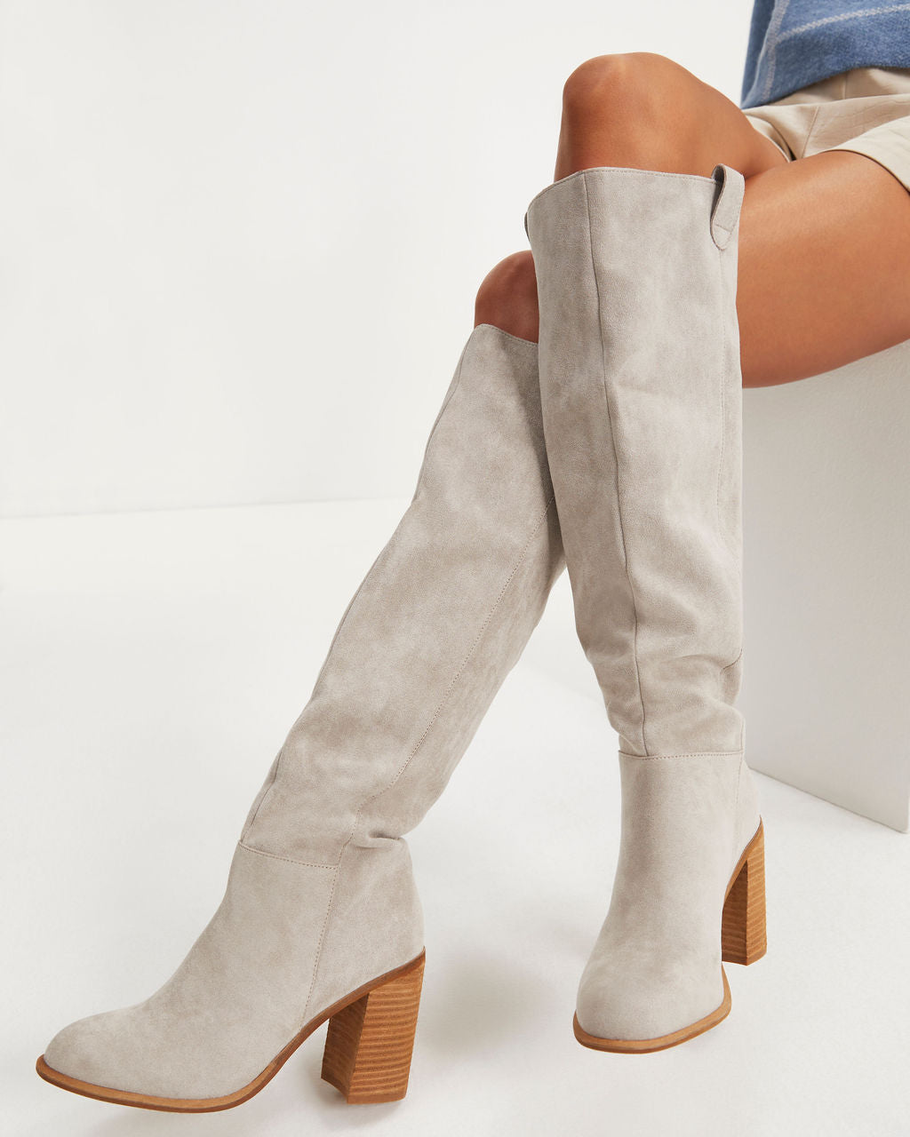 Graue Overknee-Stiefel aus Wildleder mit Blockabsatz, modisch und elegant. Perfekt für Herbst-Outfits. Damenstiefel, bequem und stilvoll.