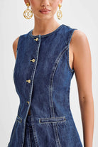 Ärmellose Jeansweste für Damen mit goldenen Knöpfen und eleganten Details. Perfekt für modische Outfits und trendige Looks.