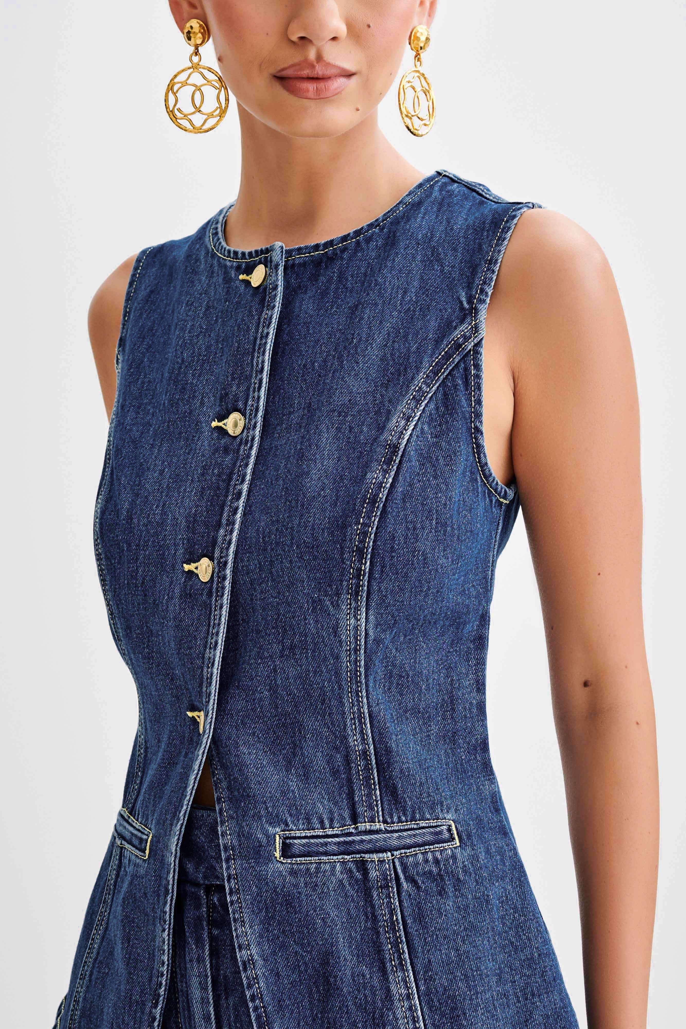 Ärmellose Jeansweste für Damen mit goldenen Knöpfen und eleganten Details. Perfekt für modische Outfits und trendige Looks.