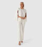 Eleganter weißer Hosenanzug für Damen, bestehend aus Cape-Blazer und Hose. Perfekt für Business-Events und formelle Anlässe.