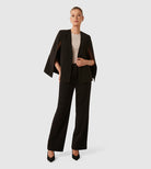 Eleganter schwarzer Hosenanzug für Damen mit Cape-Blazer und weitem Bein. Perfekt für Business-Mode und formelle Anlässe. Hochwertige Damenbekleidung.