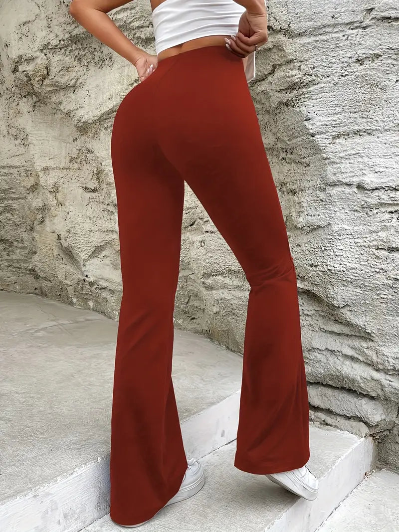 Damenhose in Rot, hoch tailliert, aus elastischem Material. Perfekt für Freizeit und Fitness. Modischer Look mit Schlaghose-Design.