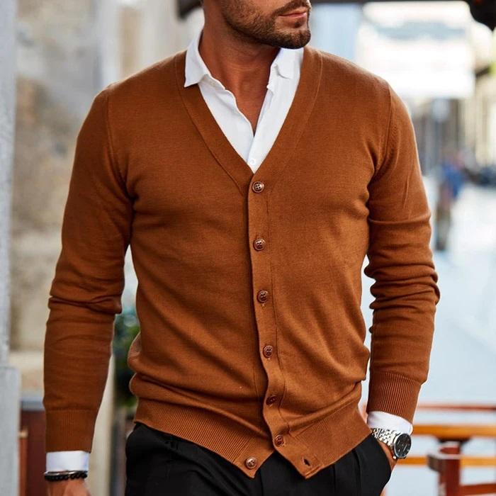 Eleganter Herren-Cardigan in Braun, kombiniert mit weißem Hemd. Perfekt für stilvolle Herbstmode. Hochwertige Strickjacke für Männer.