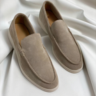 Elegante beige Wildleder-Slipper für Herren, ideal für Freizeit und Business. Bequeme Passform, rutschfeste Sohle, zeitloses Design.