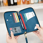 Blaue Leder-Reisepasshülle mit Kartenfächern, Stifthalter und Reißverschluss, ideal für Reisen.