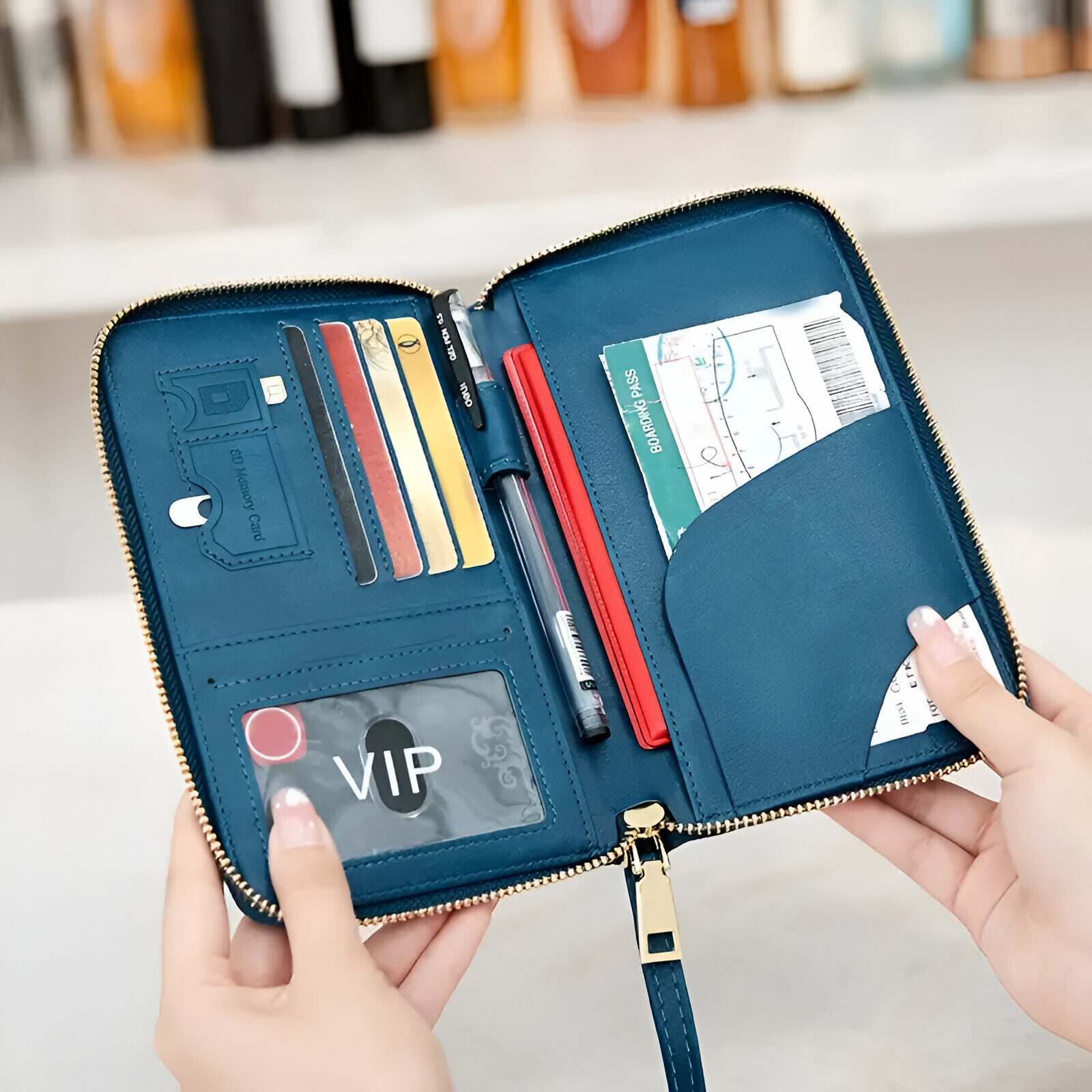 Blaue Leder-Reisepasshülle mit Kartenfächern, Stifthalter und Reißverschluss, ideal für Reisen.