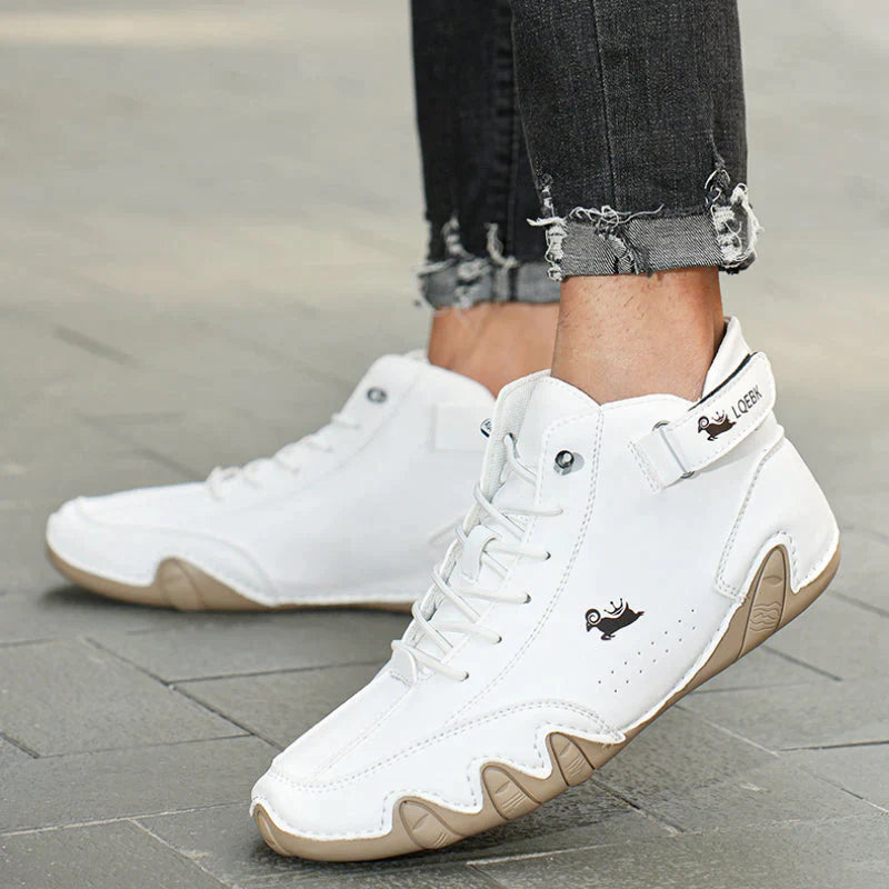 Weiße Herren-Sneaker mit brauner Sohle, ideal für Freizeit und Sport. Modisches Design, bequem und strapazierfähig. Perfekt für den Alltag.
