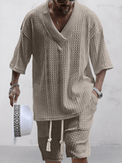 Herren-Strickset in Beige, bestehend aus V-Ausschnitt-Pullover und Shorts, ideal für lässige Sommermode. Perfekt für stilvolle Freizeitlooks.