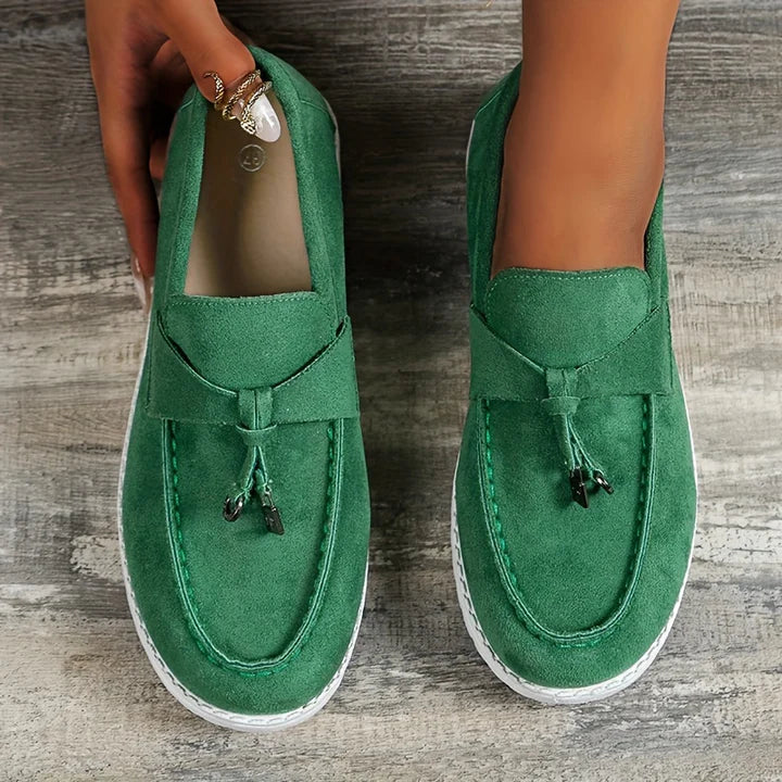 Grüne Wildleder-Loafer für Damen, stilvoll und bequem, ideal für Freizeit und Büro. Hochwertige Materialien, rutschfeste Sohle, modisches Design.