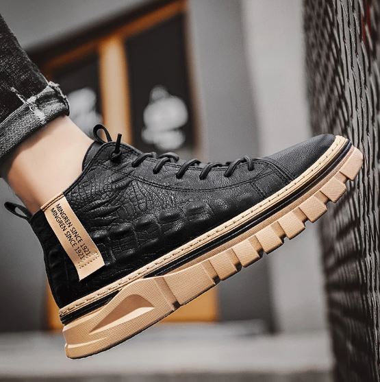 Schwarzer Sneaker mit Krokodilprägung und dicker, beiger Sohle. Modischer Herrenschuh, ideal für urbanen Streetstyle und Komfort.