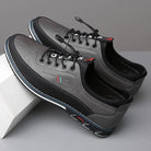 Graue Herrenschuhe aus Leder, sportlich-elegant, mit rutschfester Sohle und Schnürung. Perfekt für Freizeit und Business. Hochwertige Verarbeitung.