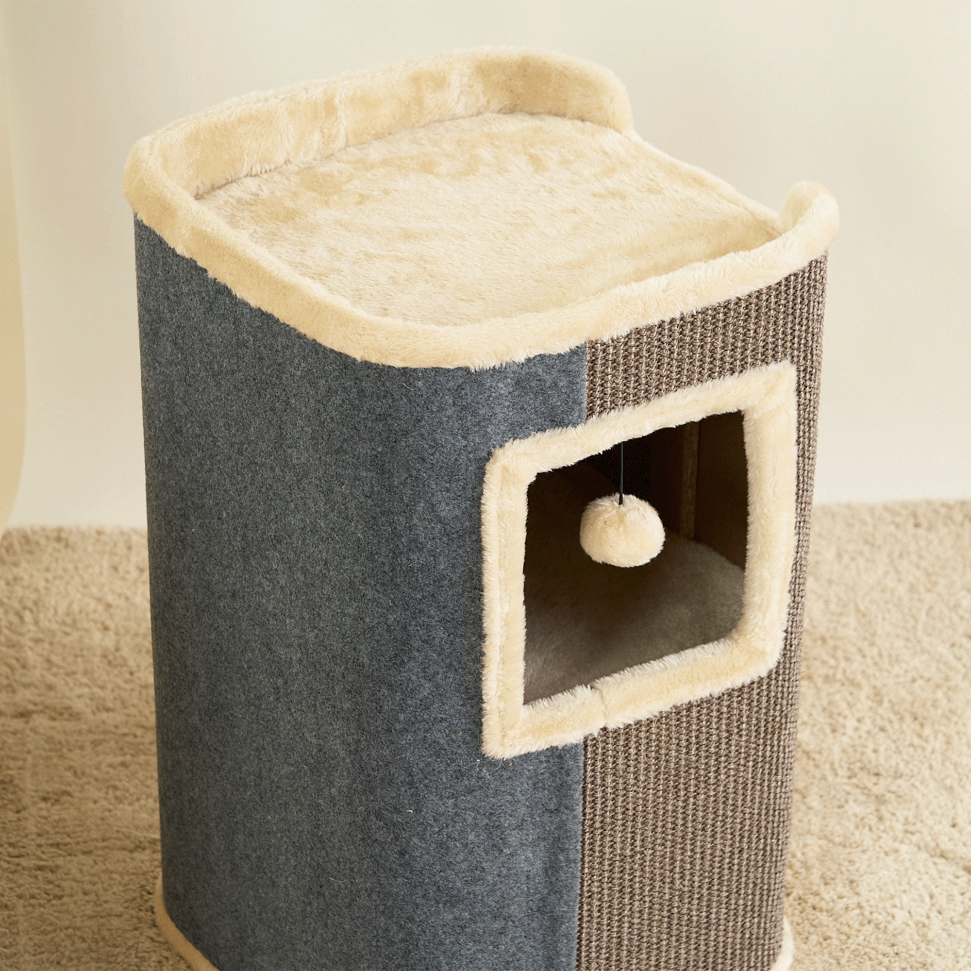 Katzenhaus aus Stoff, beige und grau, mit Spielzeug, ideal für Katzen zum Spielen und Entspannen.
