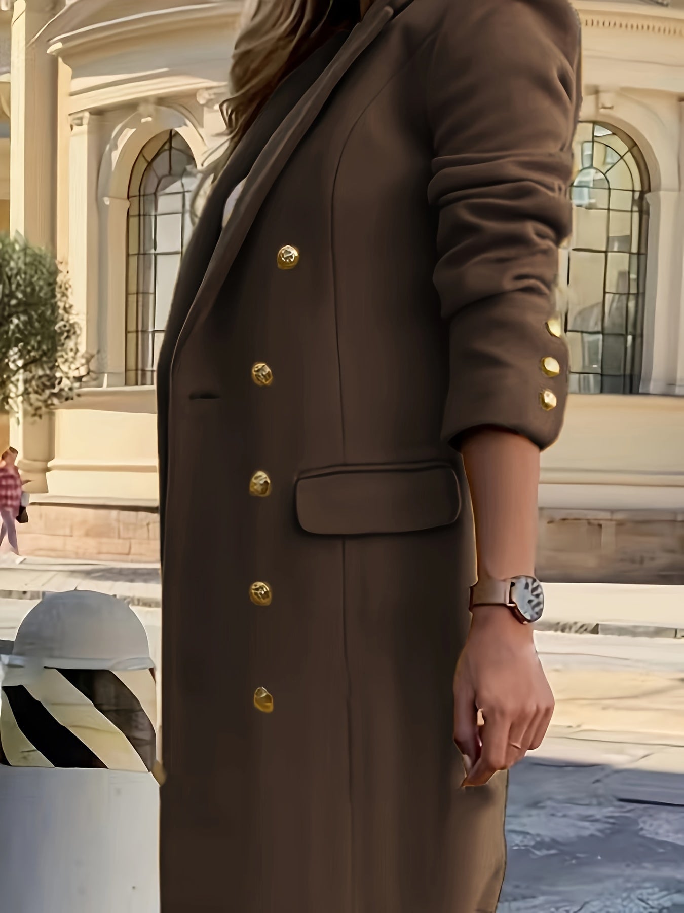 Eleganter brauner Damenmantel mit goldenen Knöpfen, ideal für Herbstmode. Stilvoller Look, perfekt für urbane Outfits und modische Anlässe.
