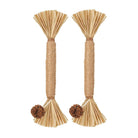 Zwei natürliche Katzen-Spielzeuge aus Sisal und Stroh mit hängenden Bällen, ideal für interaktives Spielen und Krallenpflege. Nachhaltig und langlebig.