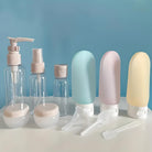 Reiseset mit transparenten Flaschen und bunten Silikontuben, ideal für Kosmetikprodukte.