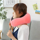 Frau mit rosa Nackenkissen, ergonomisch, bequem, ideal für Reisen, Entspannung im Wohnzimmer.