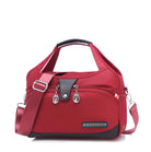 Rote Damenhandtasche aus Leder mit Reißverschluss und Schulterriemen, modisches Design.