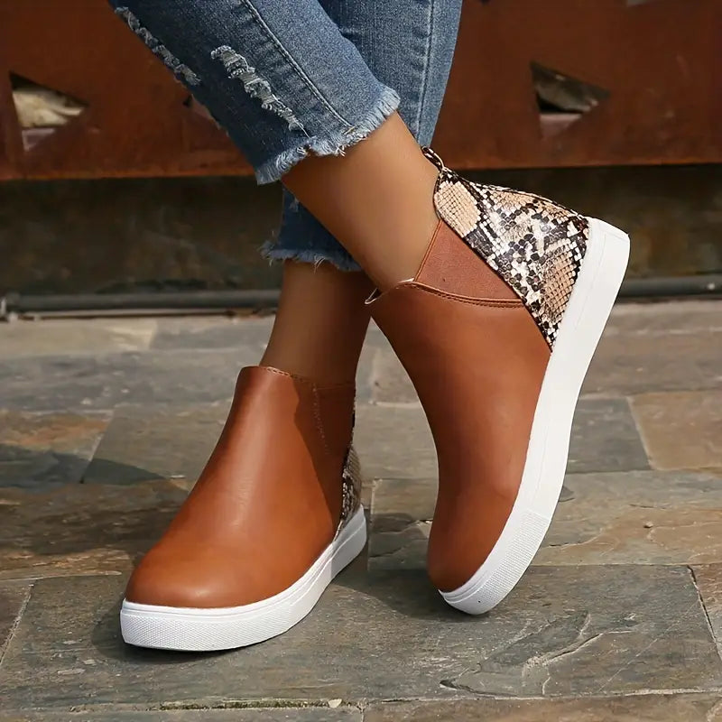 Damen-Sneaker in Braun mit Schlangenmuster, bequeme Slip-On-Designs, ideal für Freizeitmode. Perfekt für stilvolle Alltagslooks.