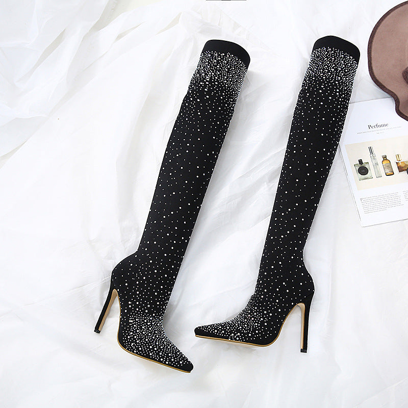 Schwarze Overknee-Stiefel mit Strasssteinen, elegantes Design, hoher Absatz, ideal für modische Anlässe, Damenmode, glamouröse Schuhe.