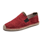 Rote Espadrilles aus Leinen mit Jutesohle, ideal für Sommermode. Bequeme, atmungsaktive Schuhe für Damen und Herren. Perfekt für Freizeit und Strand.