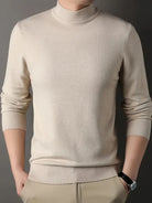 Eleganter Herrenpullover in Beige, Rollkragen, aus weichem Strickmaterial. Perfekt für stilvolle Herbst- und Wintermode. Hochwertige Verarbeitung.