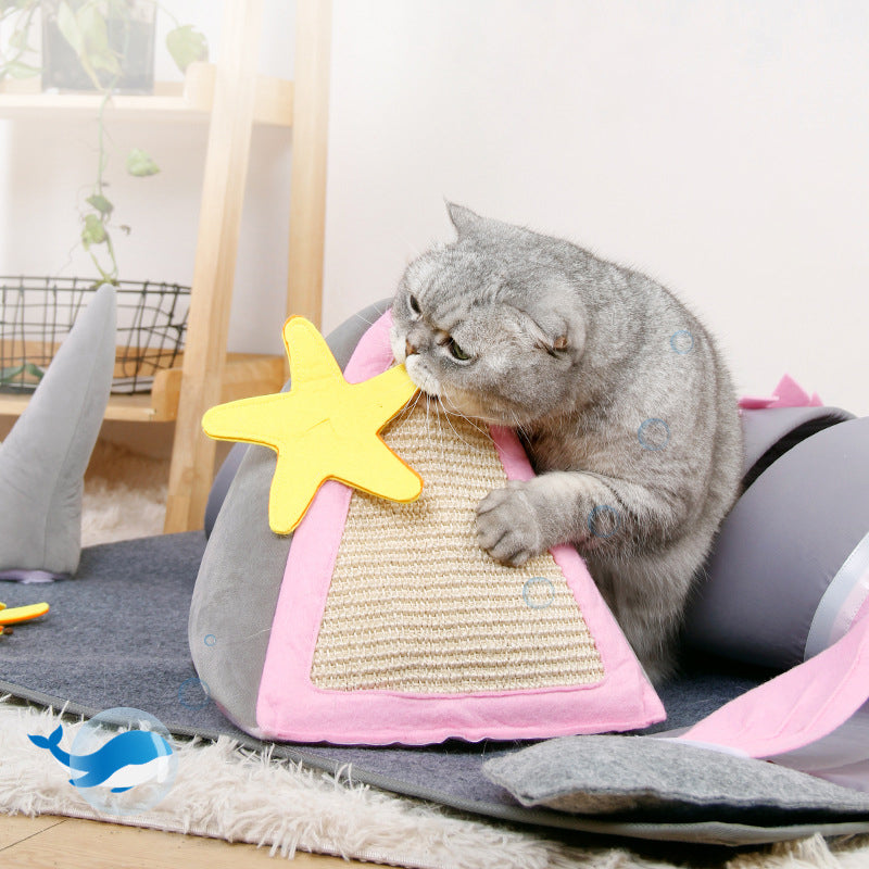 Graue Katze spielt mit rosa-gelbem Kratzspielzeug, Katzenzubehör, Wohnzimmer.