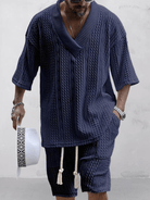 Dunkelblauer Strickpullover mit V-Ausschnitt und passender Shorts, ideal für Herrenmode, Sommeroutfits, lässiger Stil, trendige Freizeitkleidung.