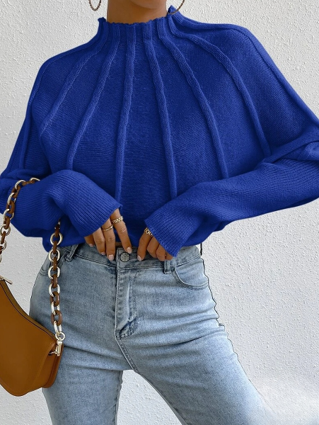 Damenpullover in leuchtendem Blau, kombiniert mit hellen Jeans. Modischer Strickpullover, ideal für Herbstmode. Trendige Damenbekleidung.