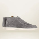 Graue Wildleder-Slipper für Herren, elegante Freizeitschuhe mit weißer Sohle.