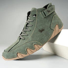 Grüner Herren-Sneaker aus Wildleder mit rutschfester Sohle, modernem Design und bequemer Passform. Perfekt für Freizeit und Outdoor-Aktivitäten.
