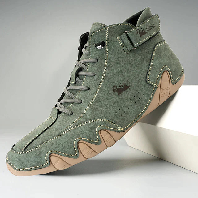 Grüner Herren-Sneaker aus Wildleder mit rutschfester Sohle, modernem Design und bequemer Passform. Perfekt für Freizeit und Outdoor-Aktivitäten.
