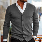 Eleganter Herren-Cardigan in Grau, kombiniert mit weißem Hemd. Perfekt für stilvolle Freizeit- und Business-Looks. Hochwertige Strickmode.