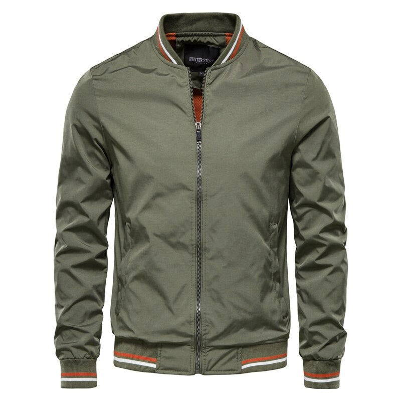 Grüne Bomberjacke für Herren mit Reißverschluss, gerippten Bündchen und Kragen. Modische Übergangsjacke, ideal für Herbst und Frühling.
