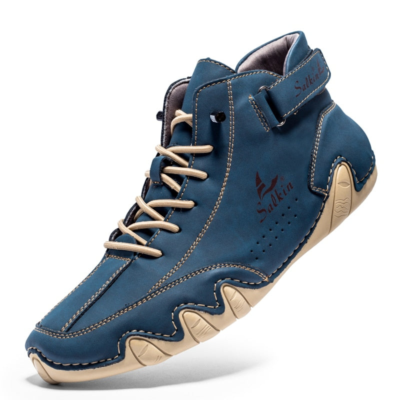 Herren-Sneaker in Blau mit beigem Sohlenprofil, robustem Design und Schnürung. Perfekt für Outdoor-Aktivitäten und Freizeitmode.