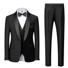 Eleganter schwarzer Anzug mit Weste und Fliege, ideal für formelle Anlässe. Hochwertige Herrenmode, klassischer Smoking-Stil, zeitloses Design.