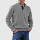 Grauer Herrenpullover mit Reißverschluss, elegantes Design, ideal für Herbst und Winter. Perfekt kombinierbar mit Jeans für einen lässigen Look.