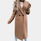 Eleganter Damen-Wollmantel in Camel, knielang mit Reverskragen und Knopfleiste. Perfekt für Herbstmode und stilvolle Winteroutfits.