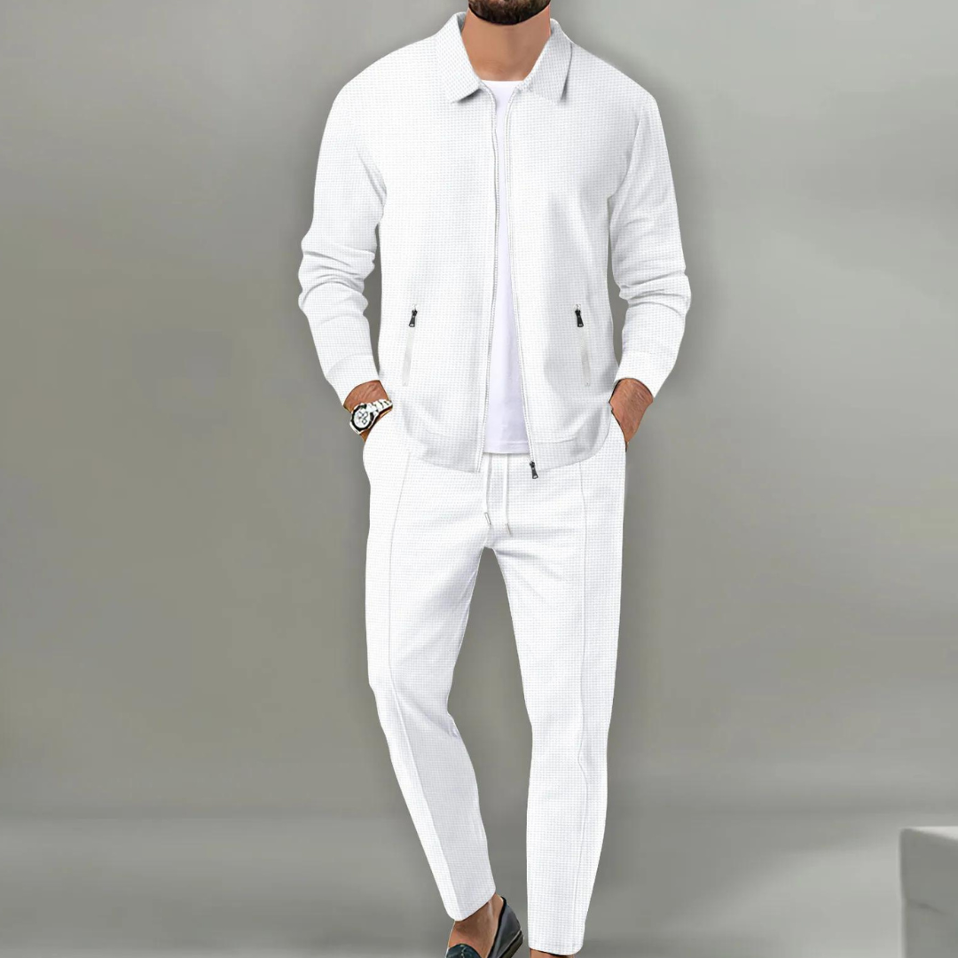 Eleganter weißer Herrenanzug mit Reißverschlussjacke und passender Hose, ideal für formelle Anlässe. Stilvolle Herrenmode, zeitloses Design.