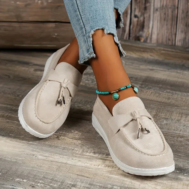 Damen Mokassins in Beige, aus Wildleder, mit weißer Sohle. Perfekt für Freizeit und Alltag. Bequeme, stilvolle Schuhe für jede Gelegenheit.