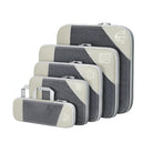 Set aus fünf grauen und beigen Reise-Organizer-Taschen, ideal für Kofferpacken und Ordnung.