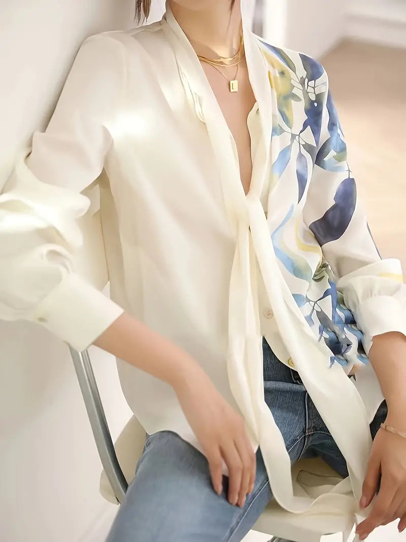 Elegante Damenbluse mit floralem Muster, aus leichter Seide, ideal für Frühling und Sommer. Perfekt kombinierbar mit Jeans für einen stilvollen Look.