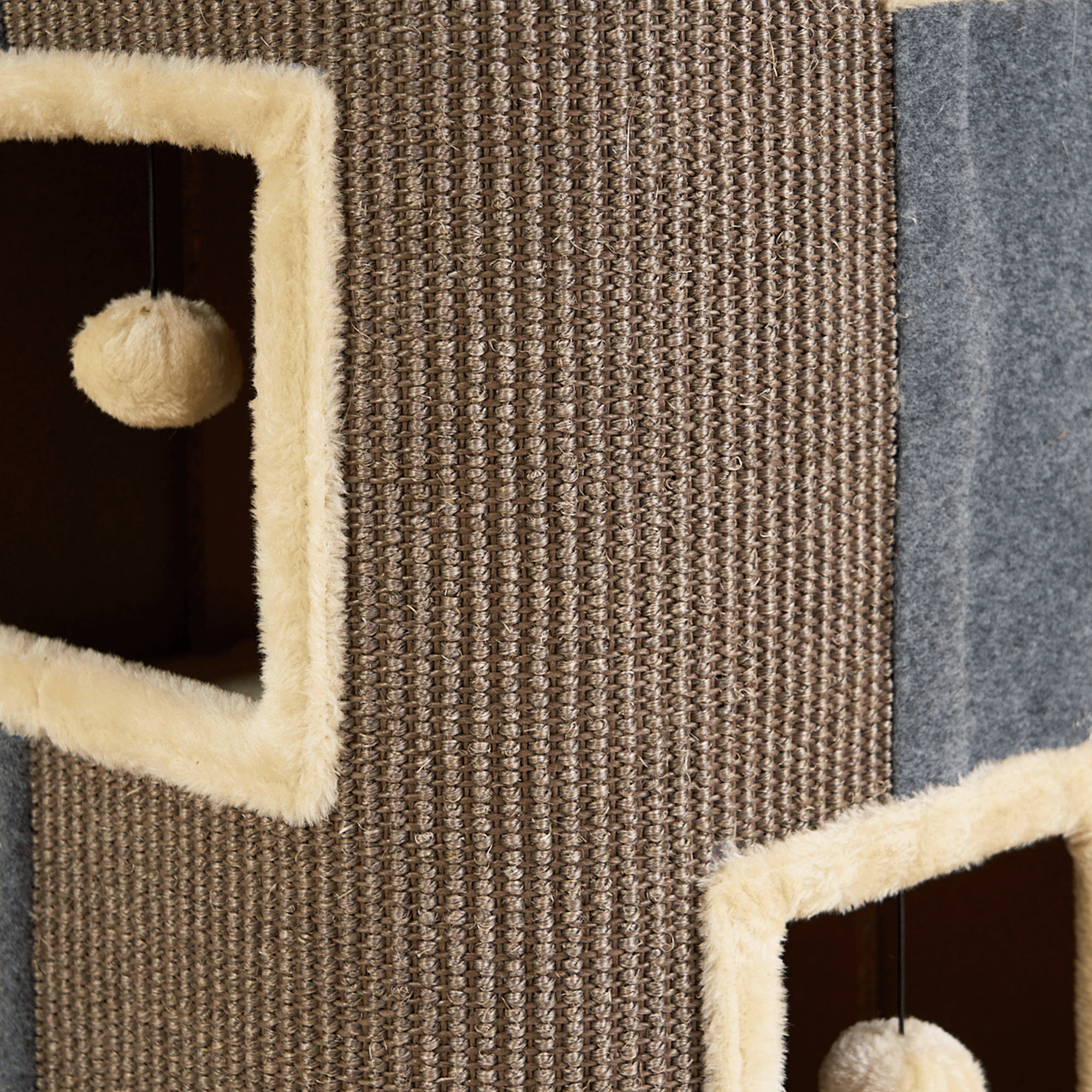 Kratzbaum für Katzen, braun-grau, mit Plüschkanten und Spielzeug, robustes Design.