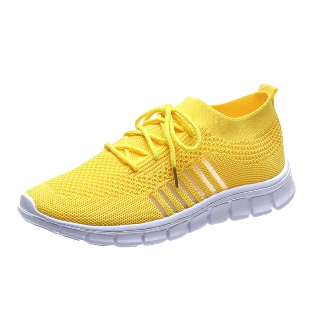 Gelber Sneaker mit atmungsaktivem Mesh-Obermaterial, flexibler Sohle und sportlichem Design. Perfekt für Laufen und Freizeit.