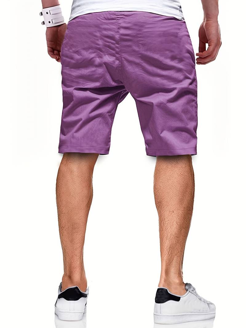 Mann in lila Shorts, weißem T-Shirt und weißen Sneakers von hinten.