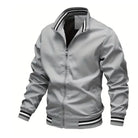 Graue Herren-Bomberjacke mit Reißverschluss, gestreiftem Kragen und Bündchen. Modische Übergangsjacke, ideal für Freizeit und Sport.