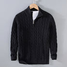 Schwarzer Strickpullover mit Zopfmuster, Reißverschluss und Stehkragen. Modischer Herrenpullover, ideal für Herbst und Winter.